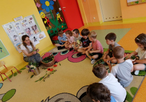 Dzieci wielozmysłowo poznawały roślinność łąkową.