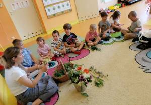 Dzieci wielozmysłowo poznawały roślinność łąkową.