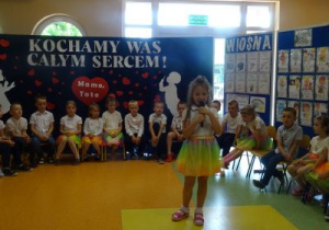 Występ dzieci z okazji Dnia Rodziny.