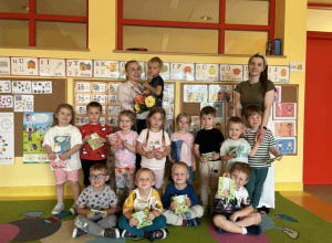 Rodzice czytają dzieciom w grupie Słoneczka