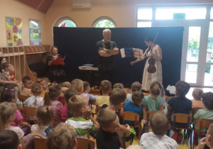 Dzieci uczestniczą w audycji muzycznej.