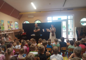 Dzieci uczestniczą w audycji muzycznej.