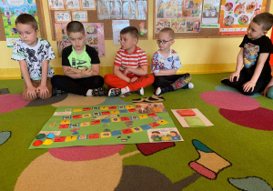 Sześciolatki przedstawiają wykonaną grę matematyczną.