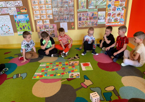 Sześciolatki przedstawiają wykonaną grę matematyczną.