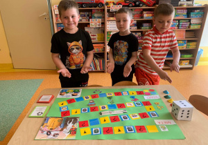 Sześciolatki przedstawiają wykonaną grę matematyczną.