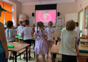 Dzieci z najstarszej grupy uczestniczą w zajęciach w szkole.
