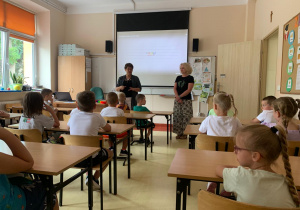 Dzieci z najstarszej grupy uczestniczą w zajęciach w szkole.