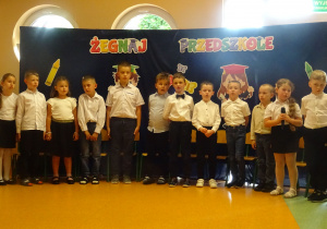 Występ dzieci na uroczystści pożegnania przedszkola