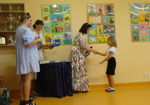 Rozdzanie dyplomów przez panią dyrektor