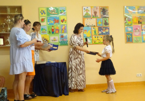 Rozdzanie dyplomów przez panią dyrektor
