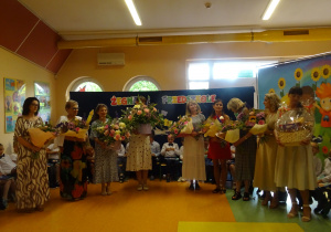 Wspólnie zdjęcie z okazji pożegnania dzieci odchodzących do szkoły