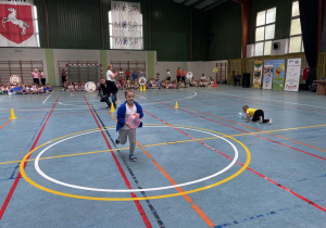 Chłopiec biegnie z balonem.
