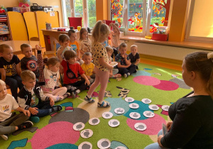Dziewczynka dopasowuje obrazek do jego cienia z pośród innych.