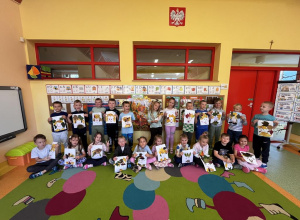 Dzieci prezentuj prace plastyczną.