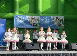 Dzieci tańczą na scenie.