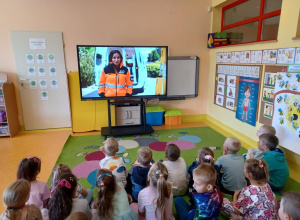 Dzieci oglądają film edukacyjny