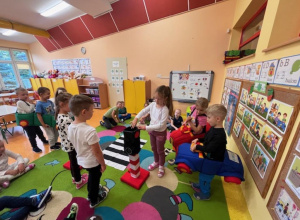 Zabawy z Autochodzikiem w grupie Pszczółek