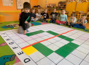 Kodowanie na dywanie w grupie Motylki