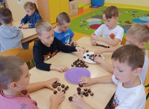 Zabawy matematyczne w grupie Pszczółek