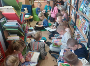 Wizyta Pszczółek w bibliotece