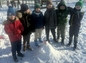 Zabawy na śniegu w grupie Pszczółek