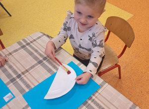 Praca plastyczna w grupie "Biedronki"