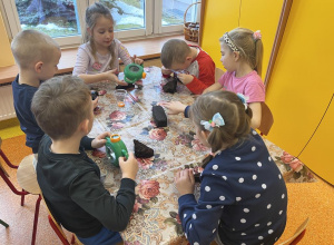 Pszczółki eksperymentują z solą i węglem!