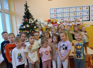 Pszczółki ubierają choinkę