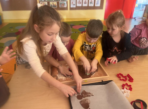 Pieczemy pierniczki w grupie Pszczółek