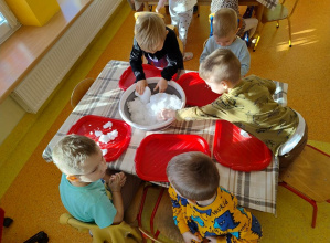 Zimowe eksperymenty w grupie „Biedronki”
