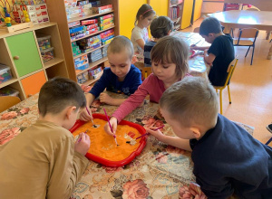 Zabawa z dinozaurami w grupie Motylki