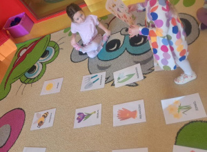 Kodowanie na dywanie w grupie "Biedronki"