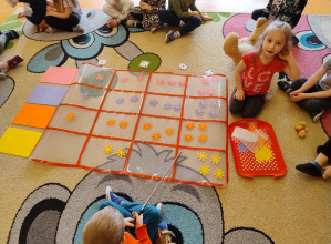 Wiosenne zabawy matematyczne w grupie „Biedronki”