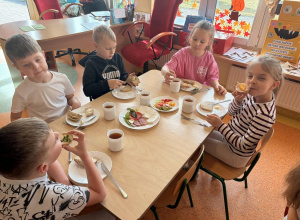 Samodzielne przygotowanie zdrowego śniadania w grupie Pszczółki