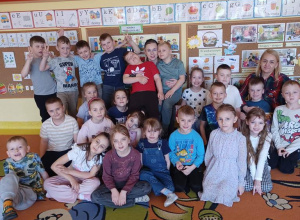 Czytanie bajki w grupie Pszczółki