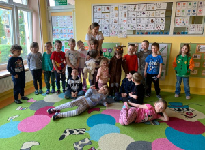 Rodzice czytają dzieciom w grupie Motyli