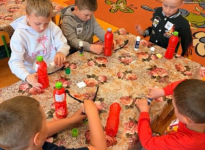 Kreatywne zajęcia plastyczne w grupie Pszczółki