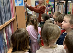 Wizyta dzieci z grupy Motylki w Miejskiej Bibliotece Publicznej Filia „Łężyn”