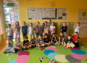 Rodzice czytają dzieciom w grupie Motylli