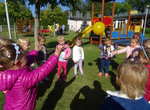 Zabawy w ogrodzie przedszkolnym grupa III Biedronki