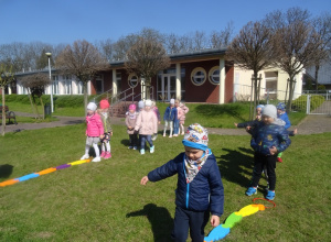 Zabawy ruchowe dzieci z grupy Biedronek w ogrodzie przedszkolnym