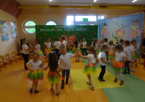 Dzieci ustawione w rozsypce, tańczą