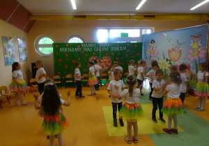 Dzieci ustawieni po obwodzie koła w parach tańczą
