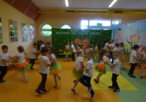 Dzieci ustawieni po obwodzie koła, tańczą w parach