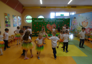 Dzieci ustawieni po obwodzie koła, tańczą w parach