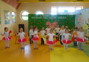 Dzieci trzymają chusteczki tańczą