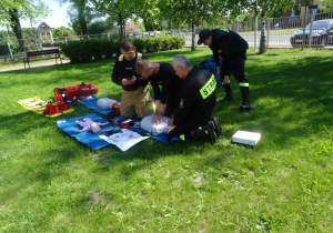 Strażacy pokazują na fantomach jak udzielać pierwszej pomocy przedmedycznej