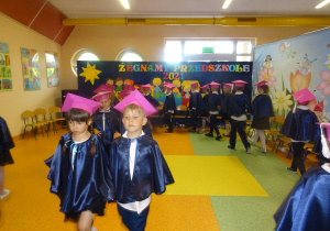 Dzieci tańczą w parach poloneza