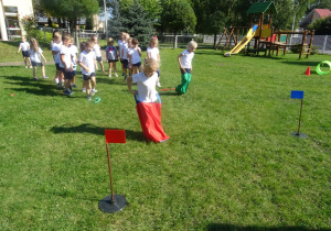 Dzieci biorą udział w zabawach sportowych
