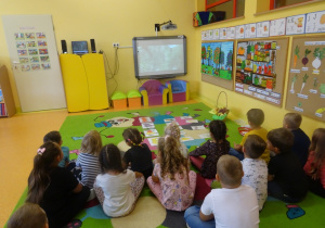 Dzieci oglądają film "Jesień w sadzie"